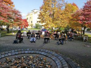 Marschmusik vor dem Seniorenheim Volkshilfe