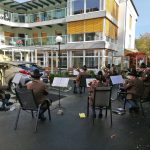 Stadtkapelle Deutschlandsberg beim Seniorenheim Kirschallee mit BewohnerInnen