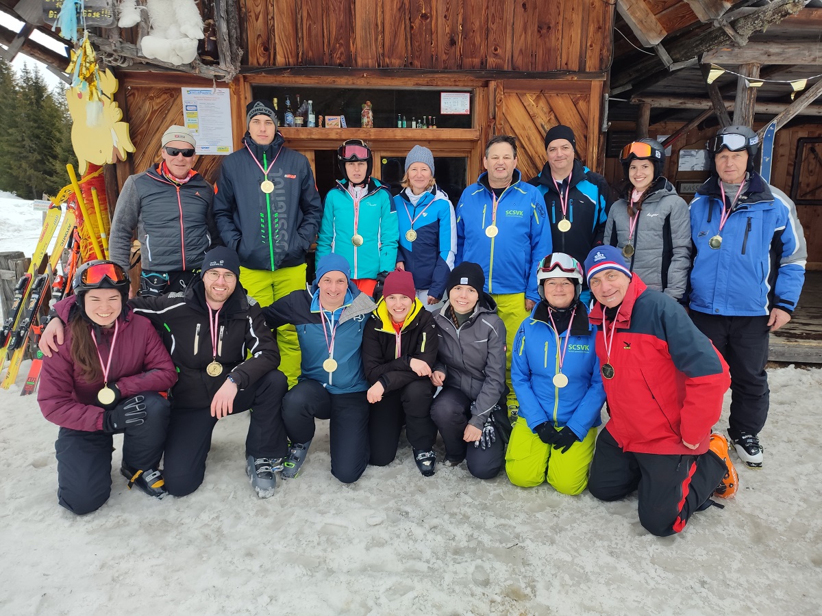 Die Teilnehmer des Skirennens