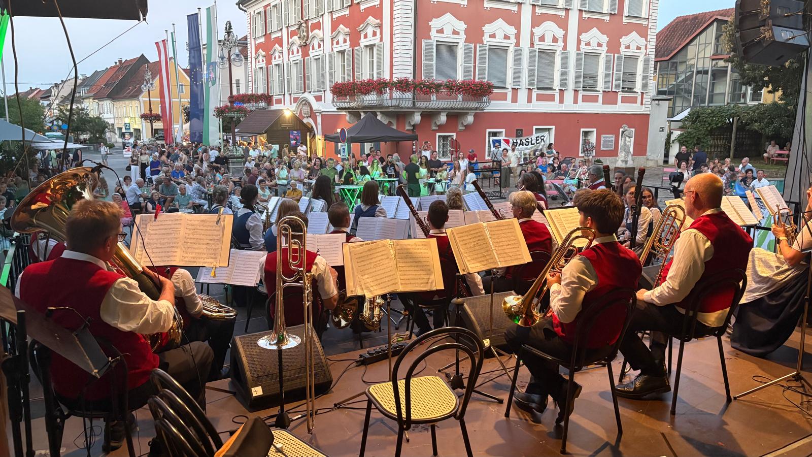 Parkkonzert beim „Live vorm Rathaus“ 2026