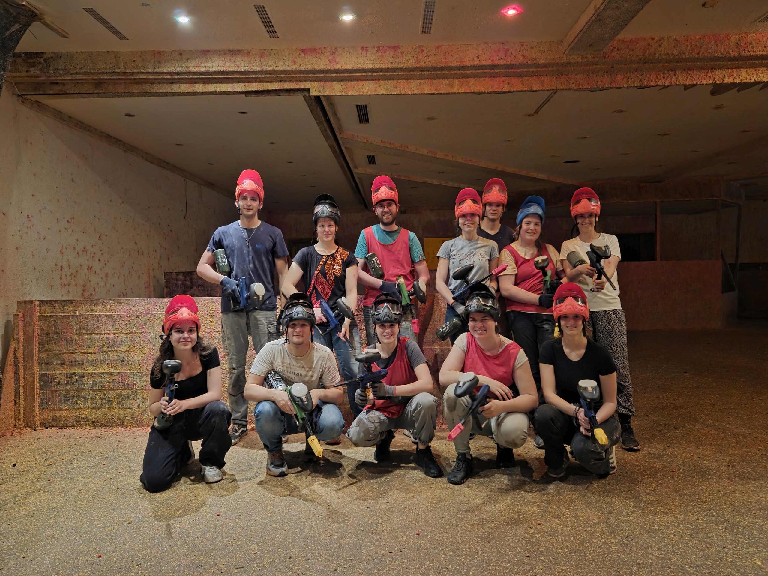 Action, Teamgeist und Spaß: Jugend beim Paintball spielen in Wernersdorf